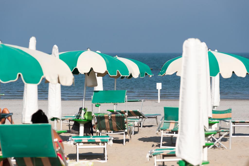 Regina Hotel E Ristorante Punta Marina Exterior foto
