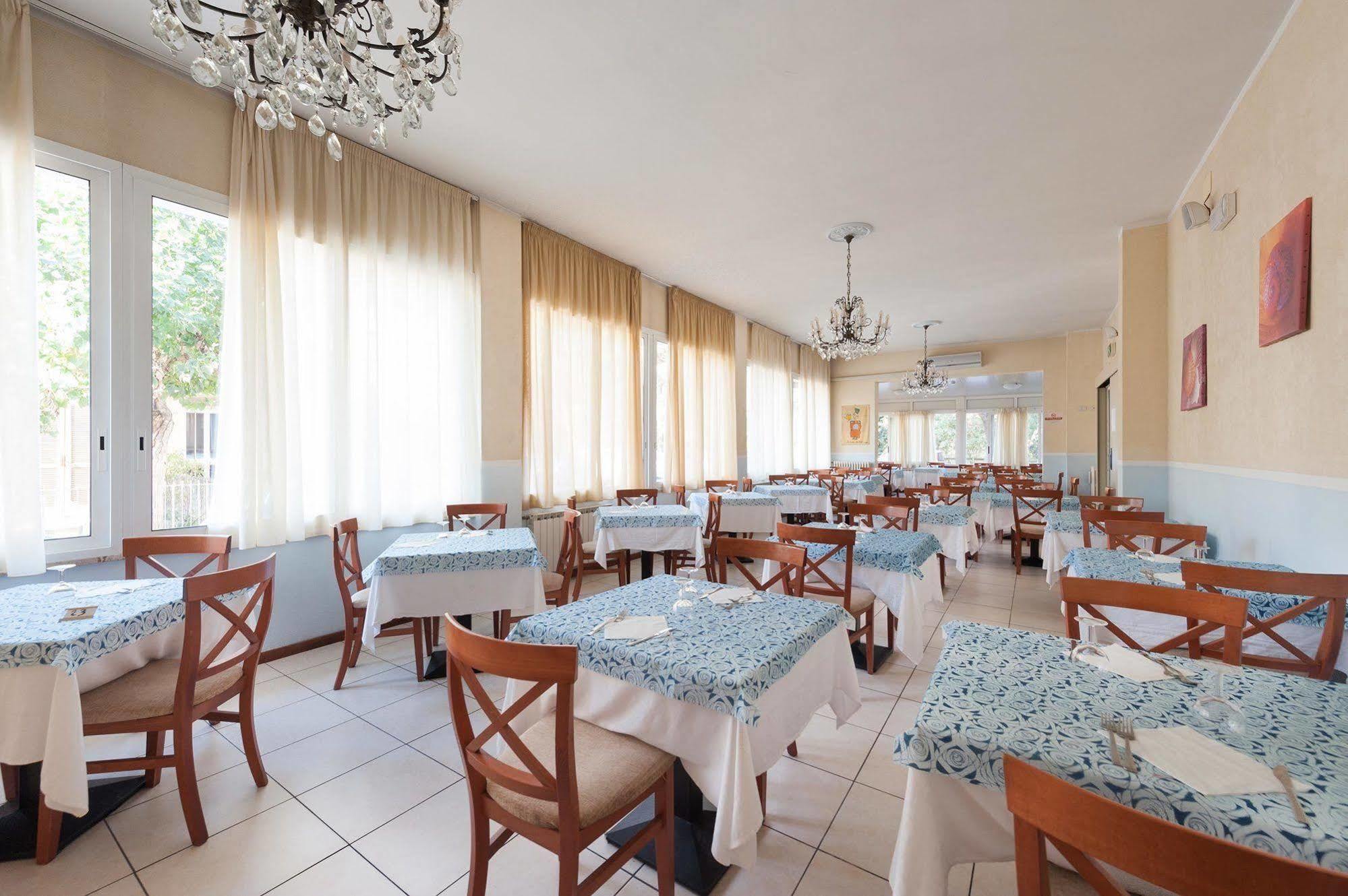 Regina Hotel E Ristorante Punta Marina Exterior foto